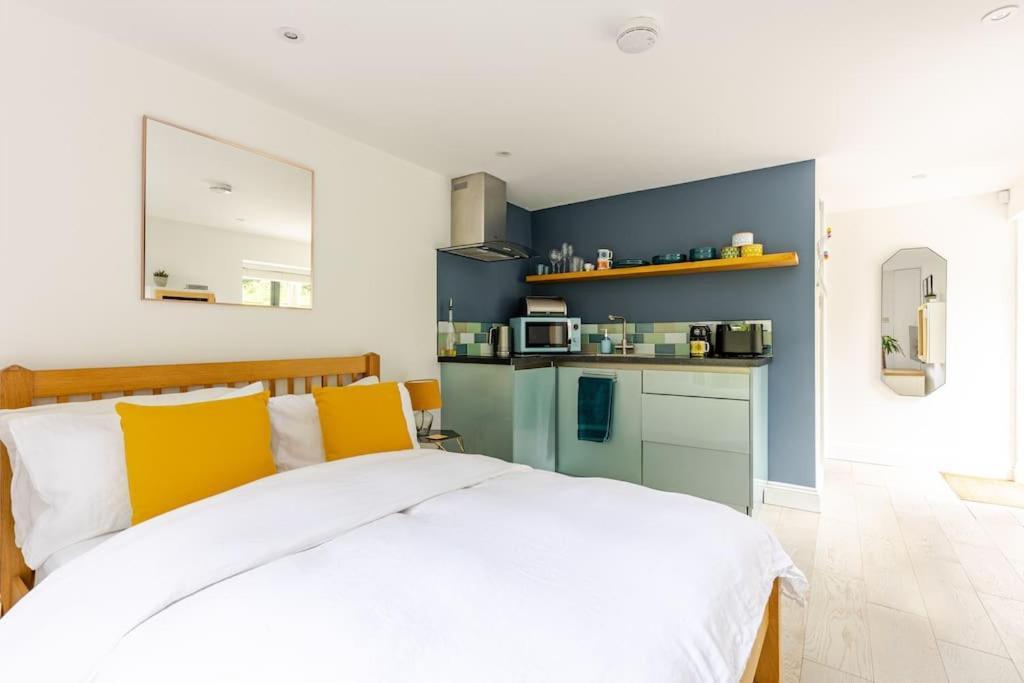 Cosy Cotswolds Retreat Near Bath & Castle Combe Apartman Chippenham  Kültér fotó