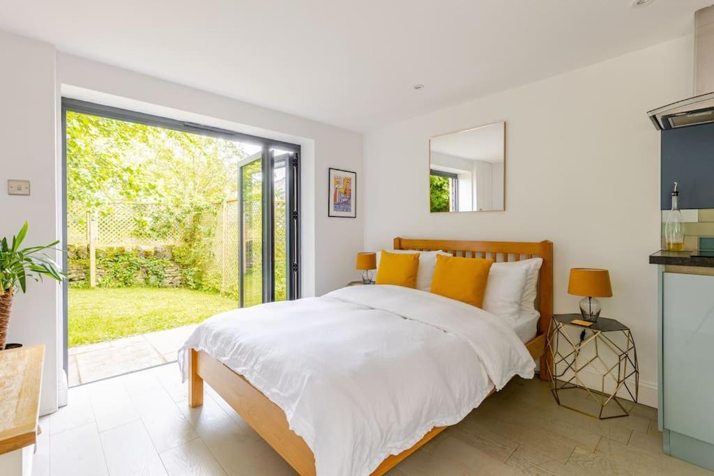 Cosy Cotswolds Retreat Near Bath & Castle Combe Apartman Chippenham  Kültér fotó