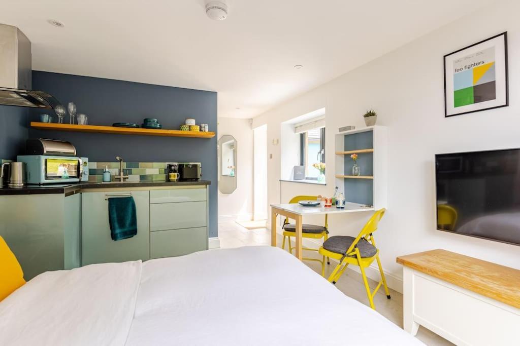 Cosy Cotswolds Retreat Near Bath & Castle Combe Apartman Chippenham  Kültér fotó