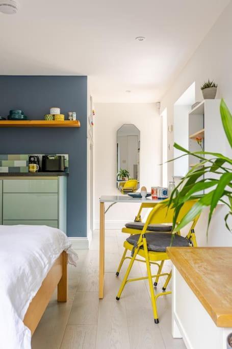 Cosy Cotswolds Retreat Near Bath & Castle Combe Apartman Chippenham  Kültér fotó